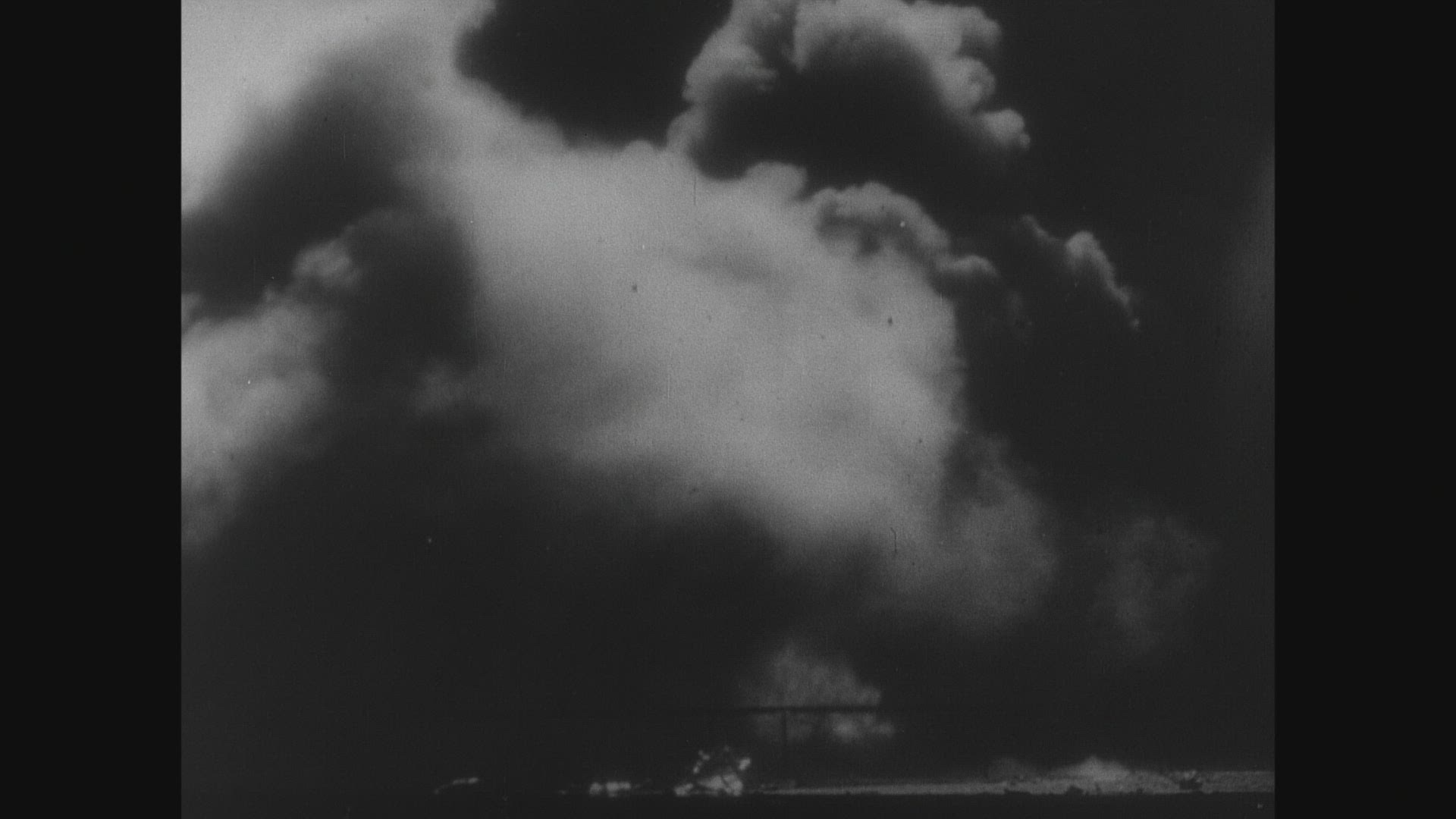 915654230 / Admiral Graf Spee / Sinking a Ship / Montevideo / 