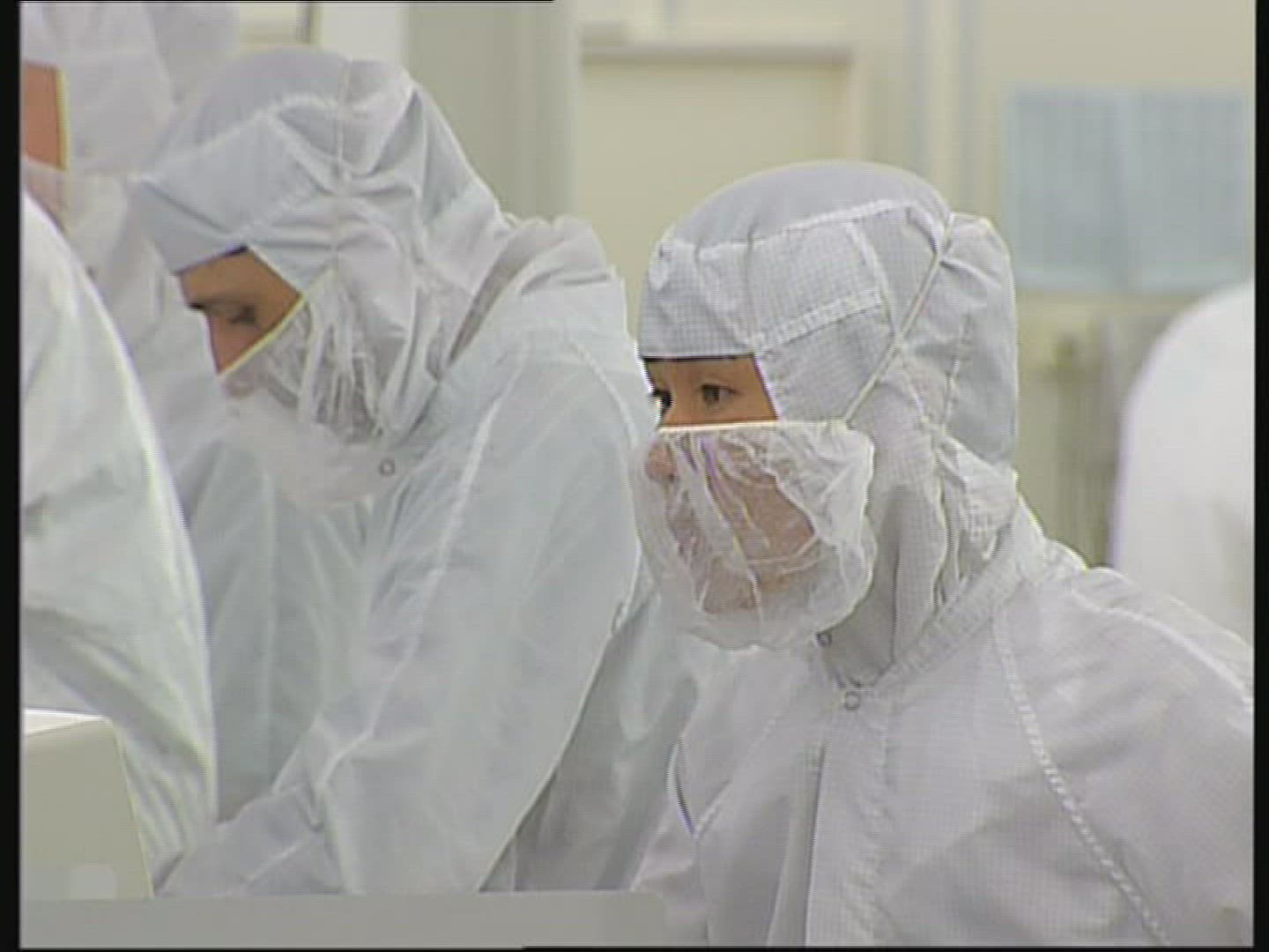 979666925 / Worker / Chip Production