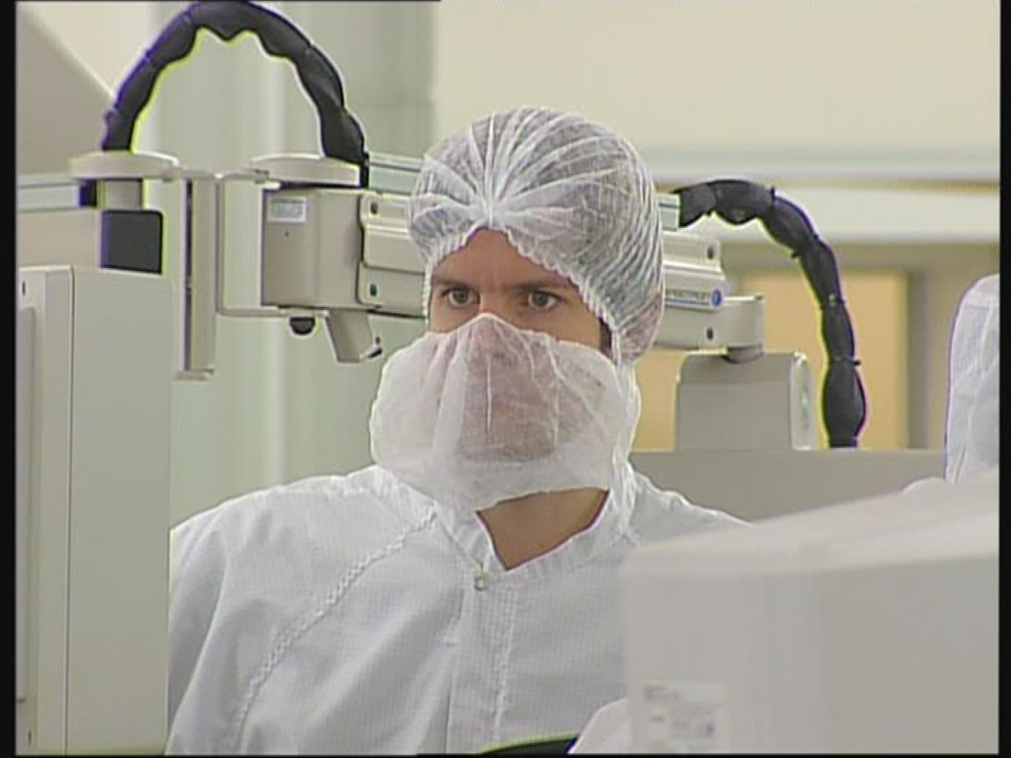 869130556 / Worker / Chip Production