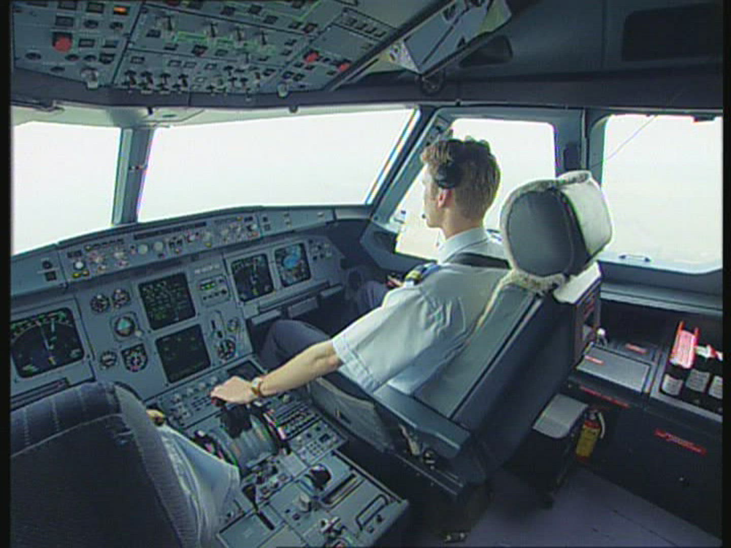 704262053 / Aeroplane / Landing