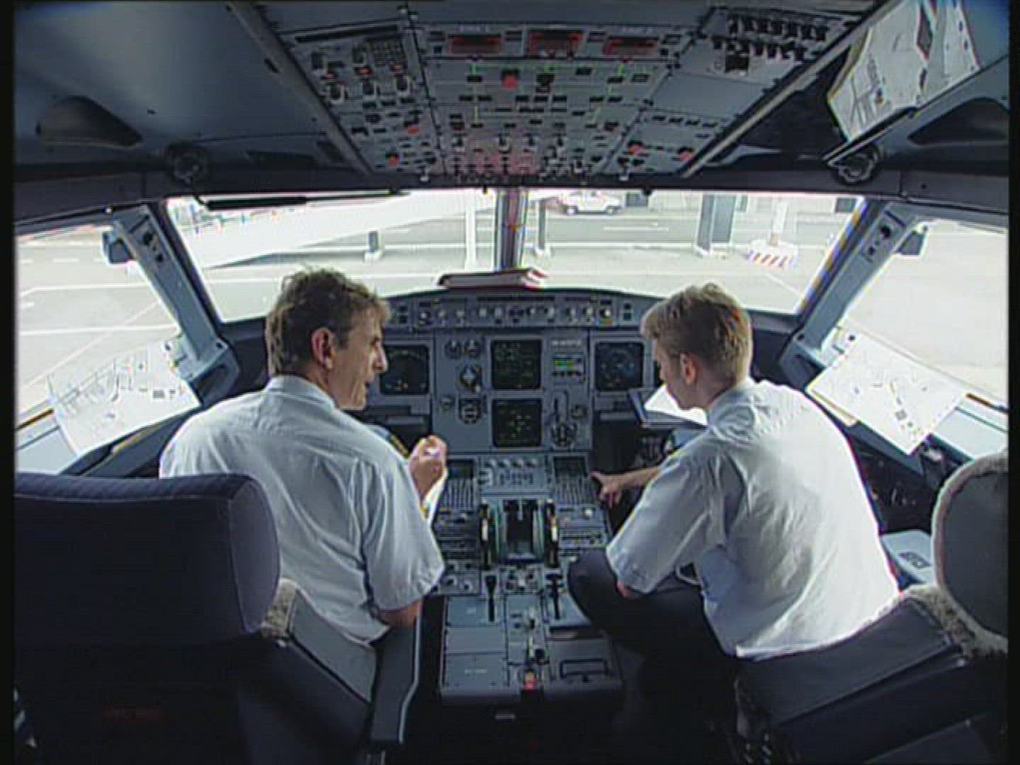 688301907 / Aeroplane / Landing