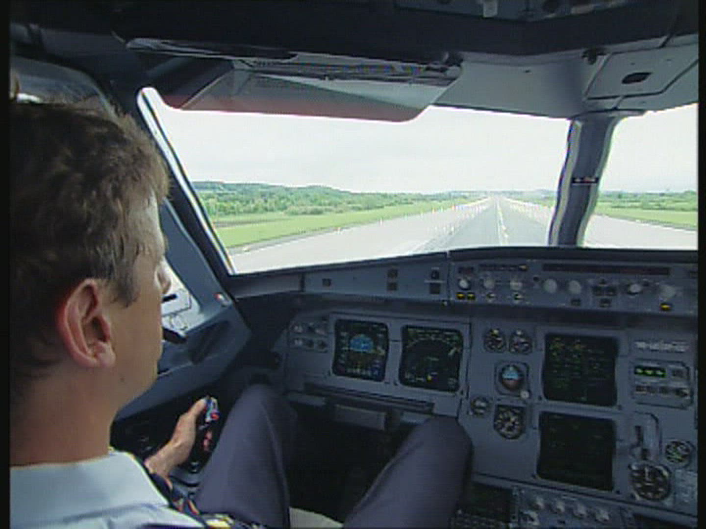 829131075 / Aeroplane / Landing