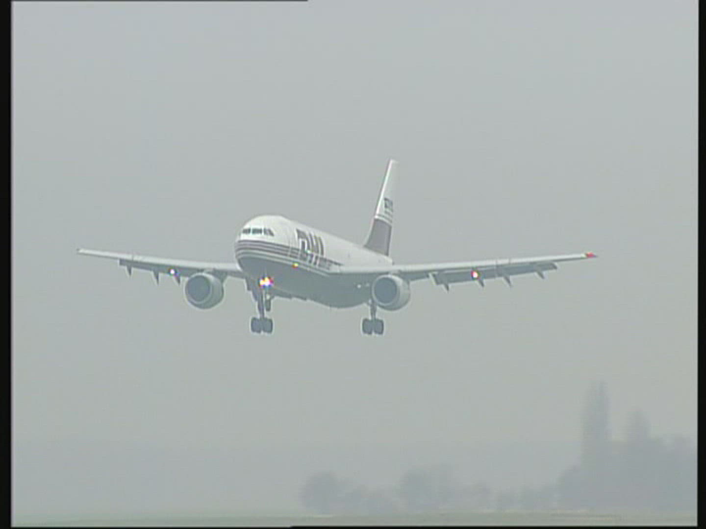 814856172 / Aeroplane / Starting / Landing