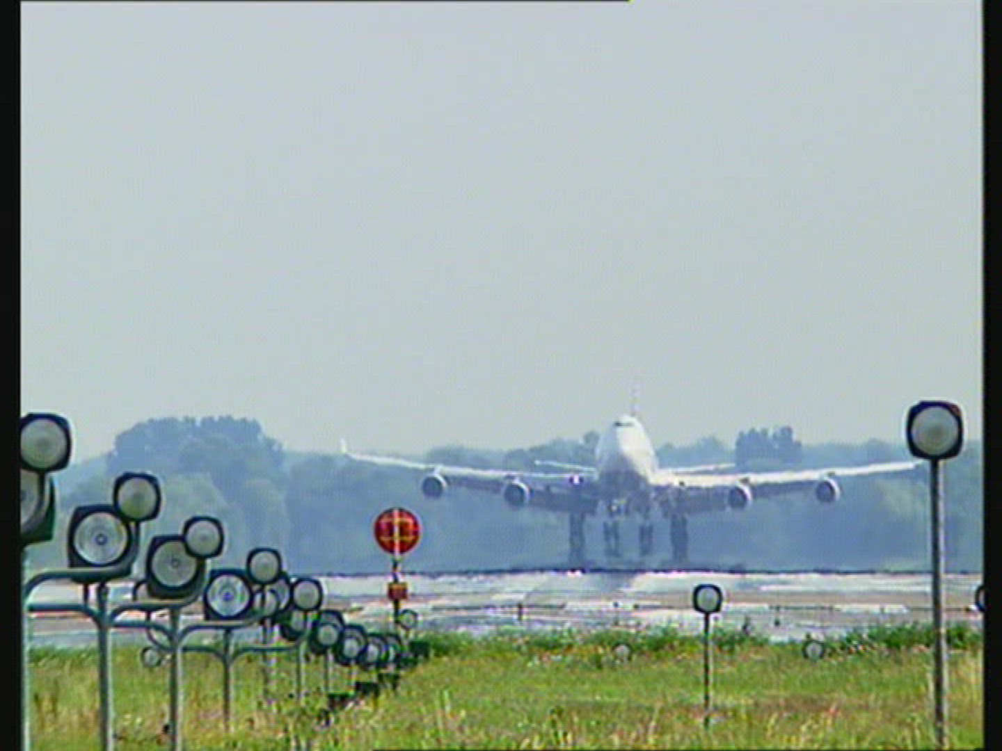 801133290 / Aeroplane / Starting / Landing