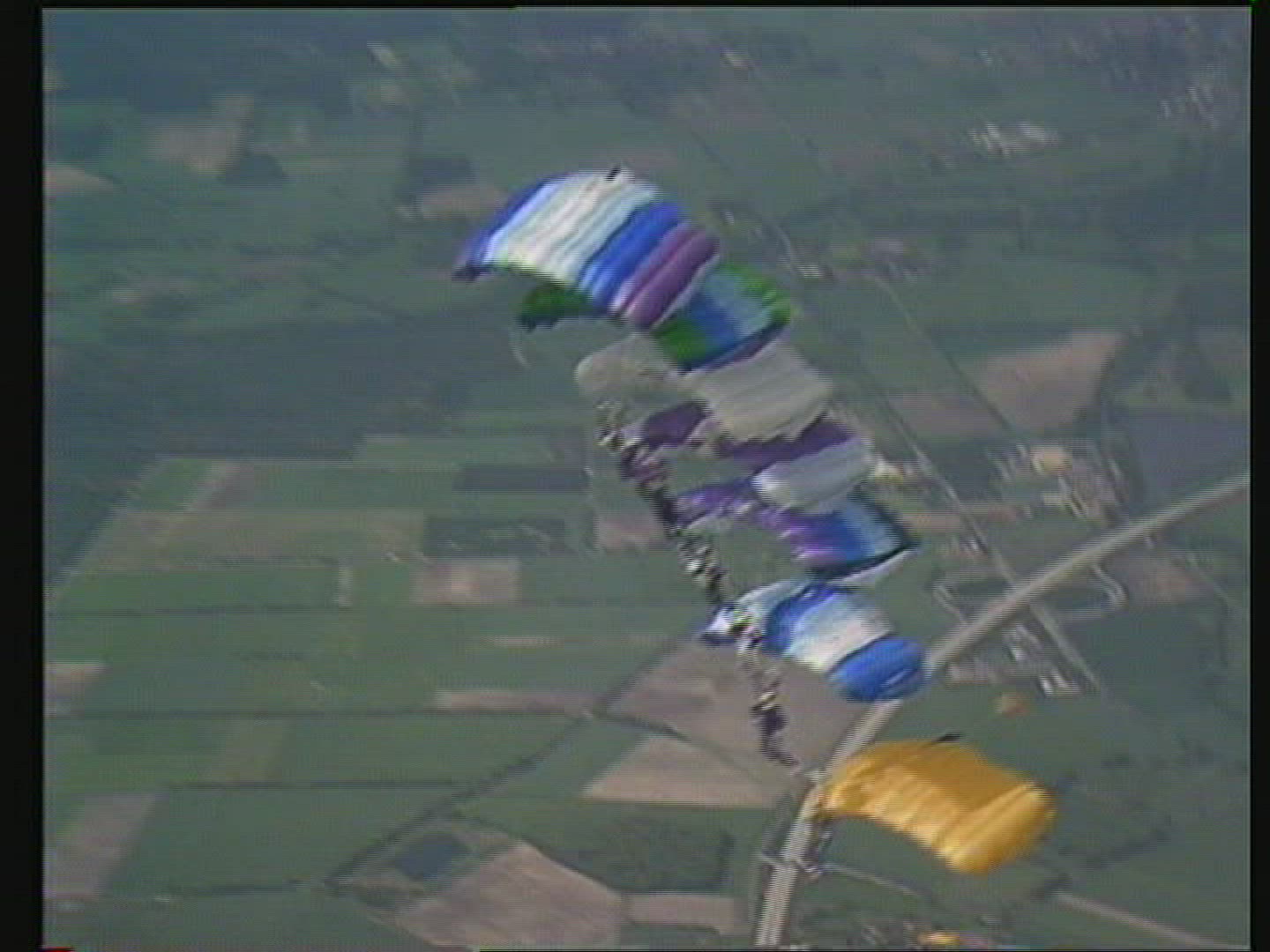 809638810 / Parachuting / Germany