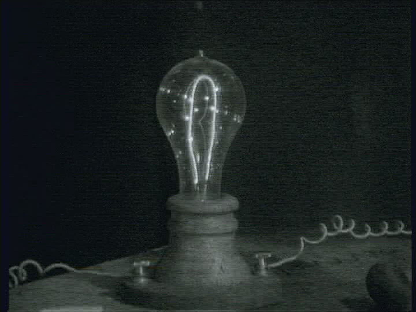 604448946 / Light Bulb / Glowing / Computer Animation