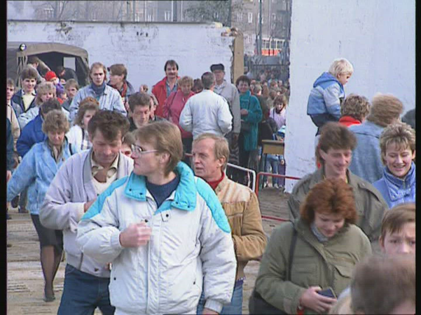 924628821 / Fall of the Berlin Wall / Border Crossing / Day / Germany / 1989