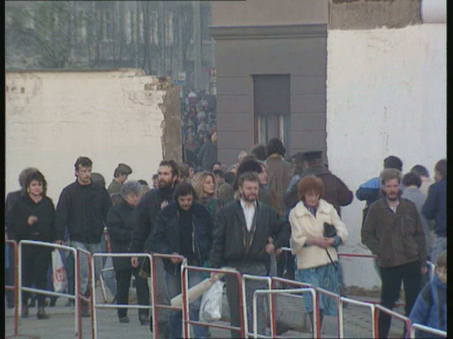 541931013 / Fall of the Berlin Wall / Border Crossing / Day / Germany / 1989