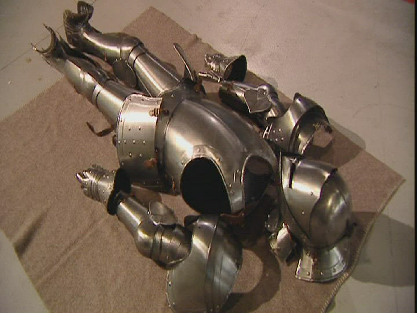 637174244 / Trying / Knight's Armor / Dummy / Germany