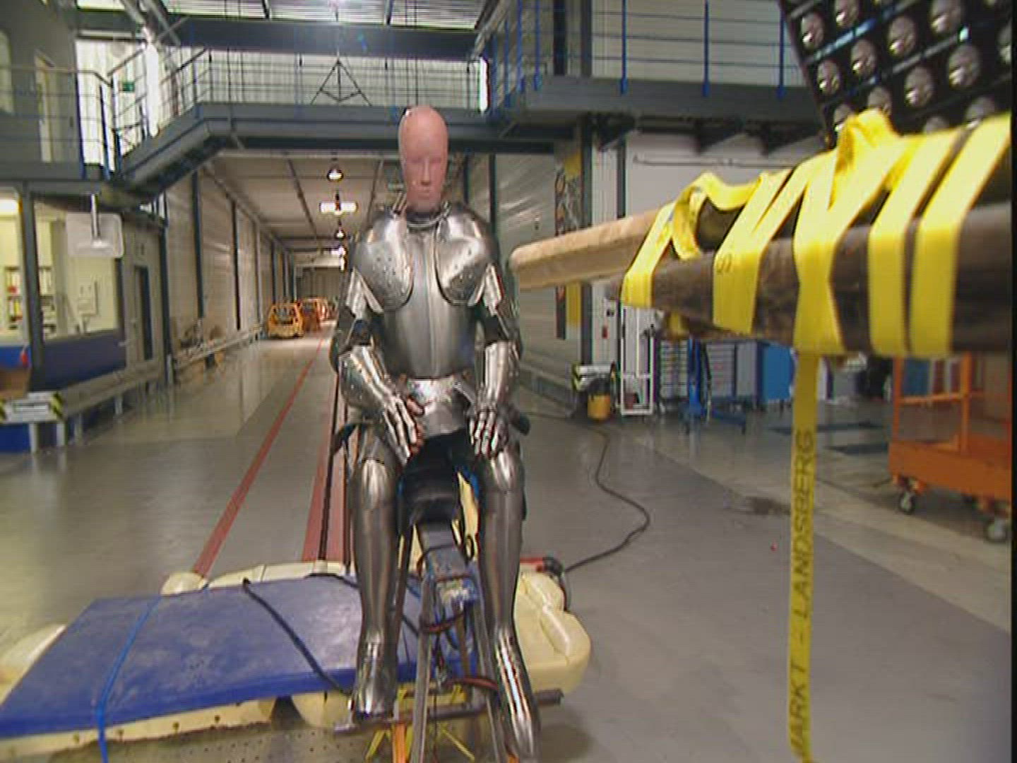 818505472 / Trying / Knight's Armor / Dummy / Germany