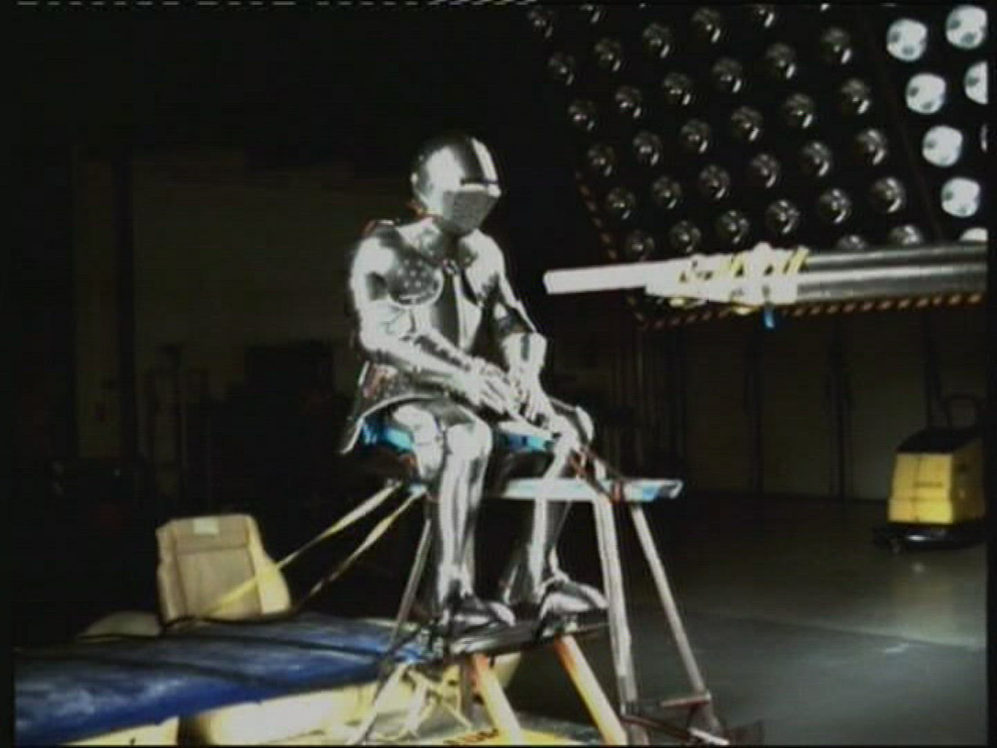185005982 / Crash Test / ADAC / Knight's Armor / Slowmotion
