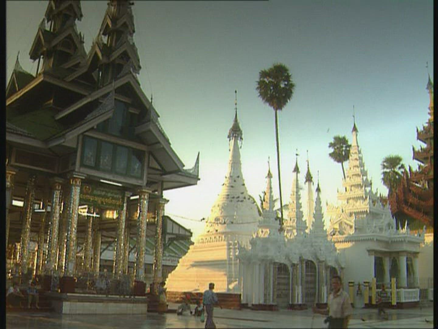 825123381 / Shwedagon Pagoda / Rangoon / Myanmar