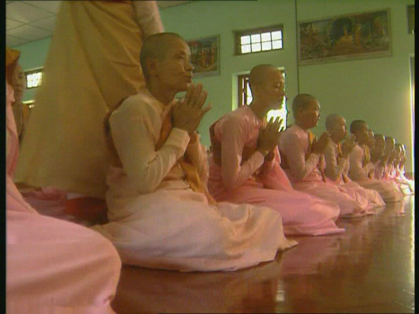 259881883 / Nun / Prayer / Buddhism / Myanmar