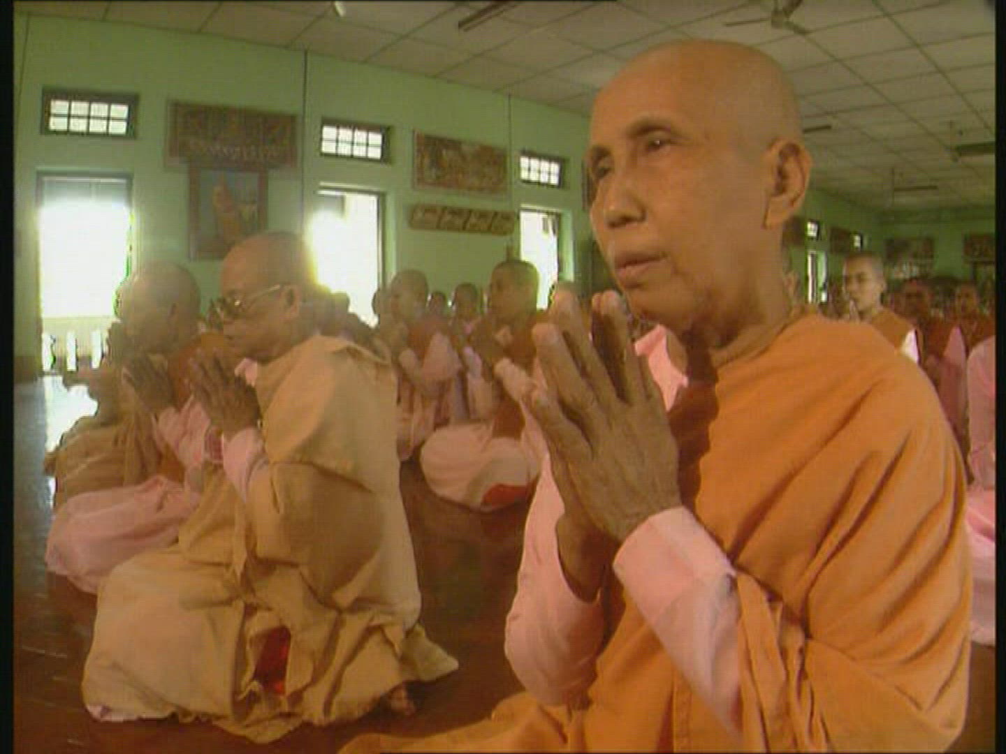 422703114 / Nun / Prayer / Buddhism / Myanmar