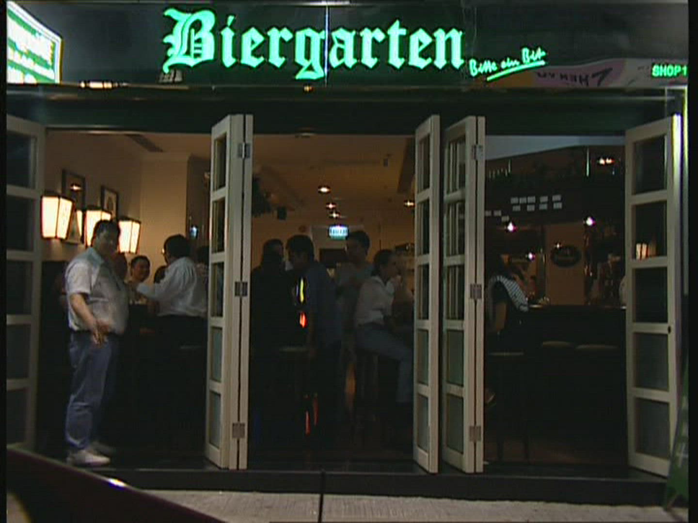 346750954 / Beer Garden / Hong Kong / China