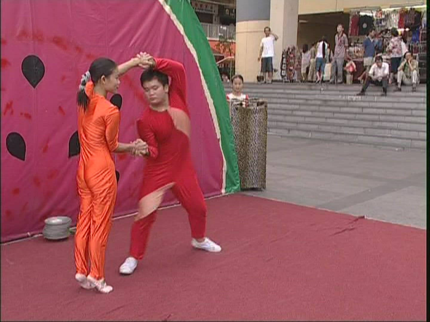 864477938 / Acrobatics / Street Artist / Singapore