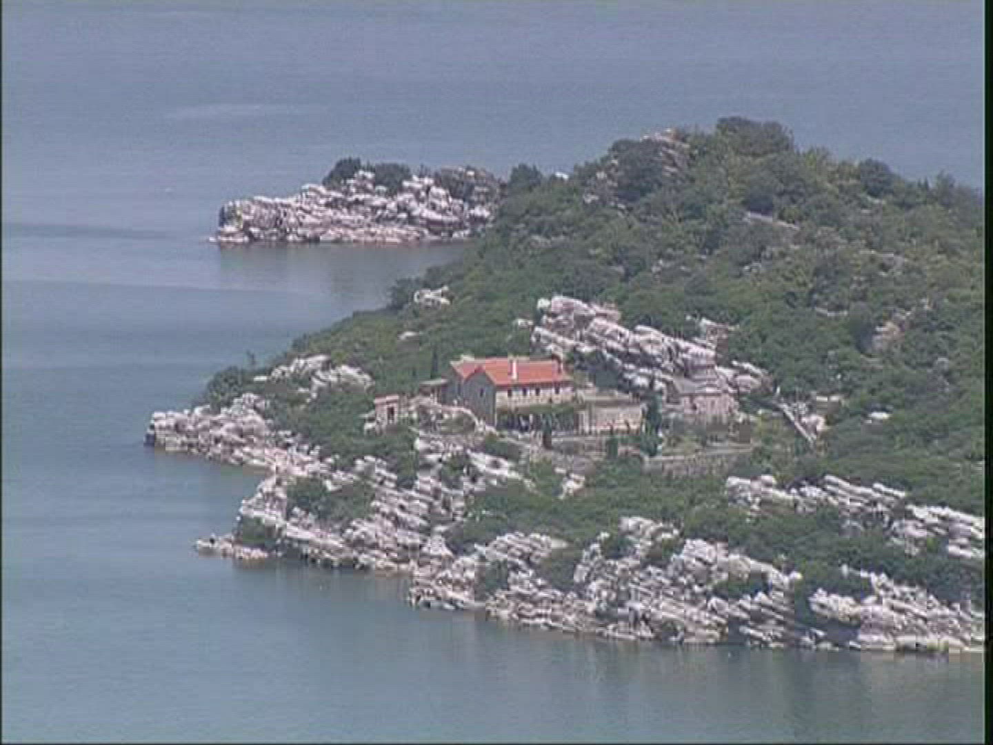 800658378 / Waterside / Lake Scutari / Montenegro