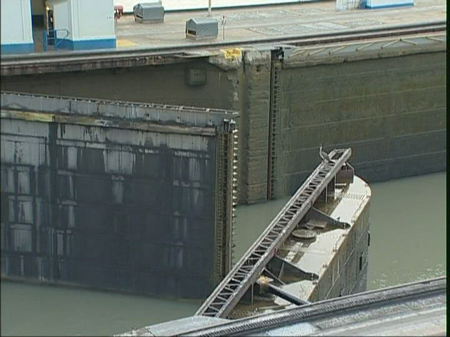 881758080 / Miraflores Lock / Panama