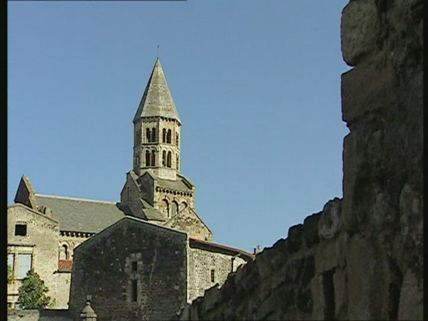 901399107 / Sacred Structure / Auvergne / France