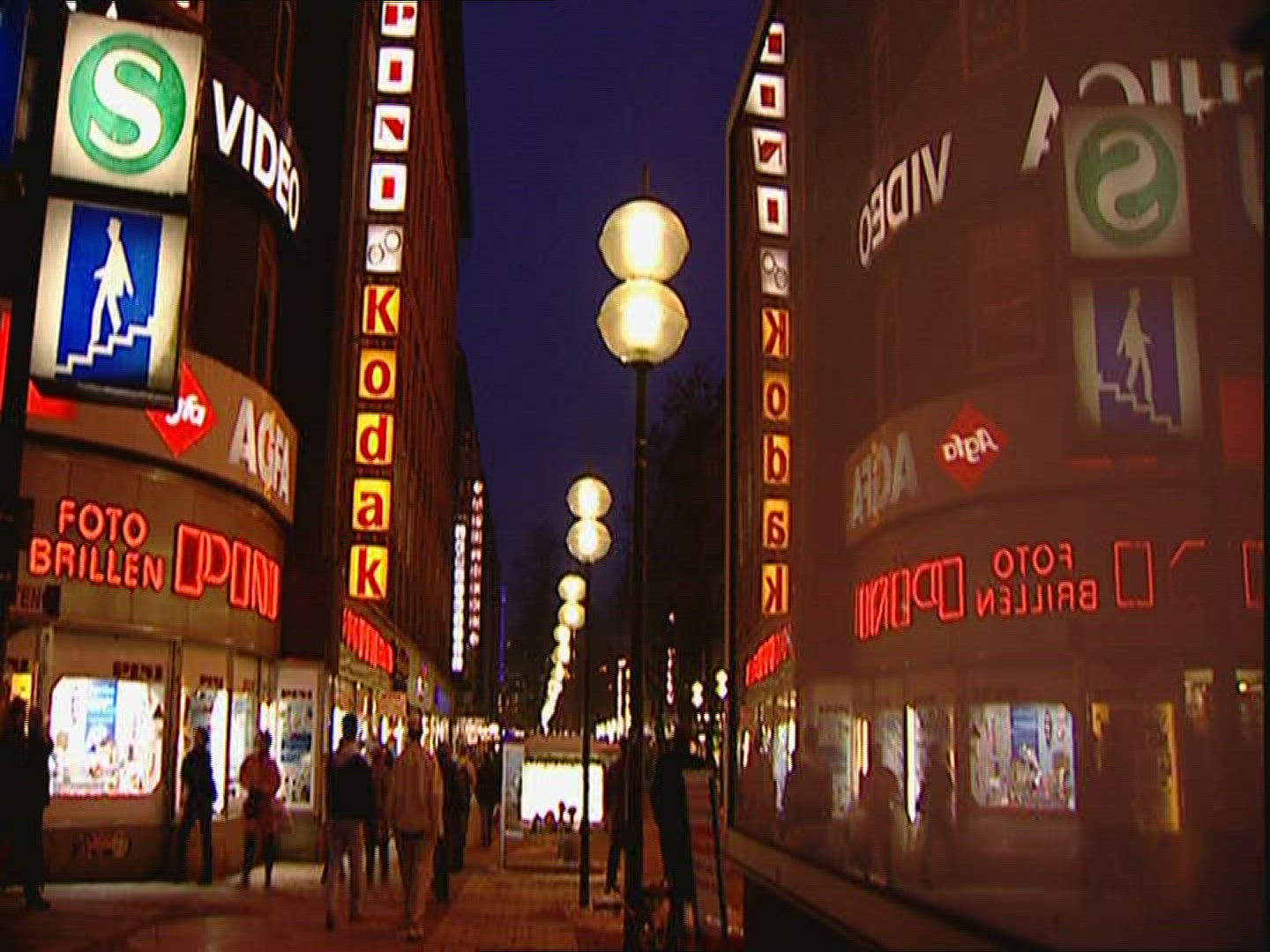 519164352 / Illuminated Advertising / Munich / Germany