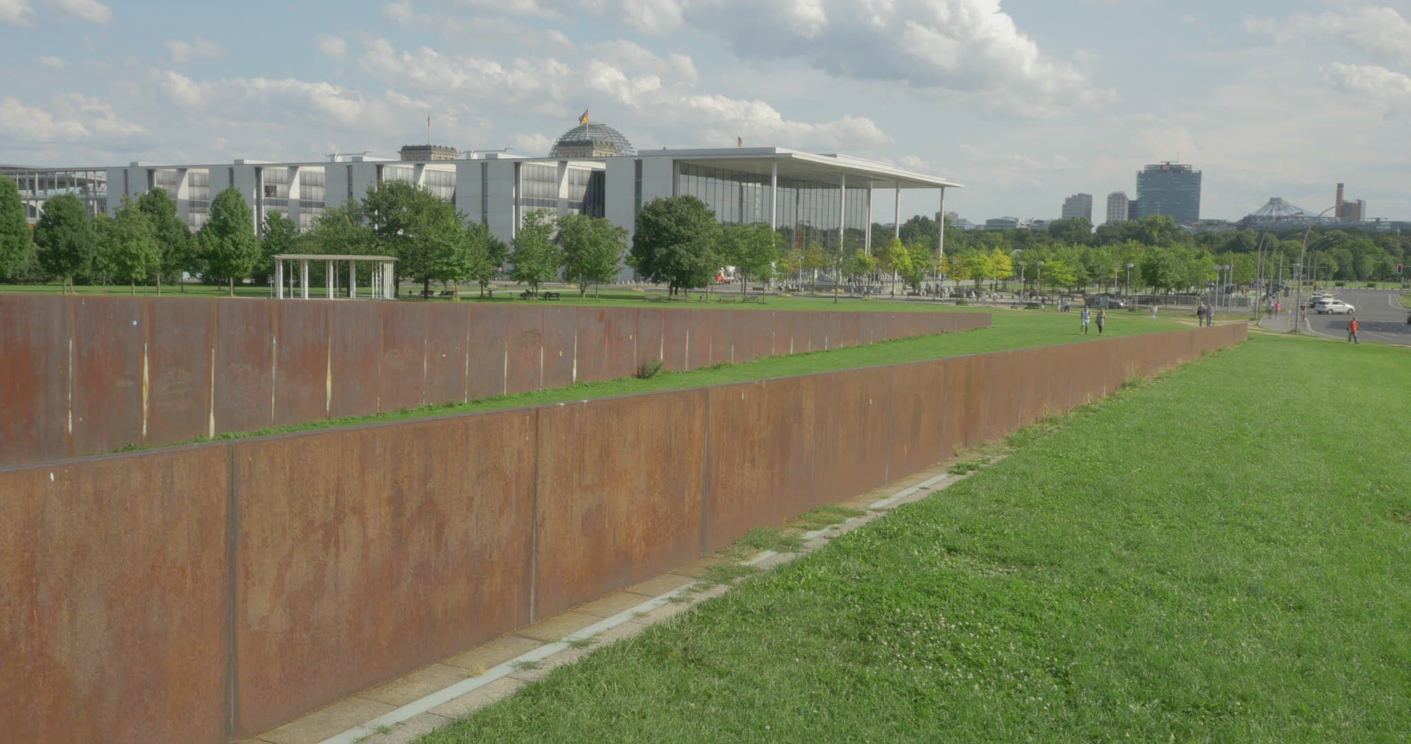 273151431 / Spreebogenpark / Berlin / Germany