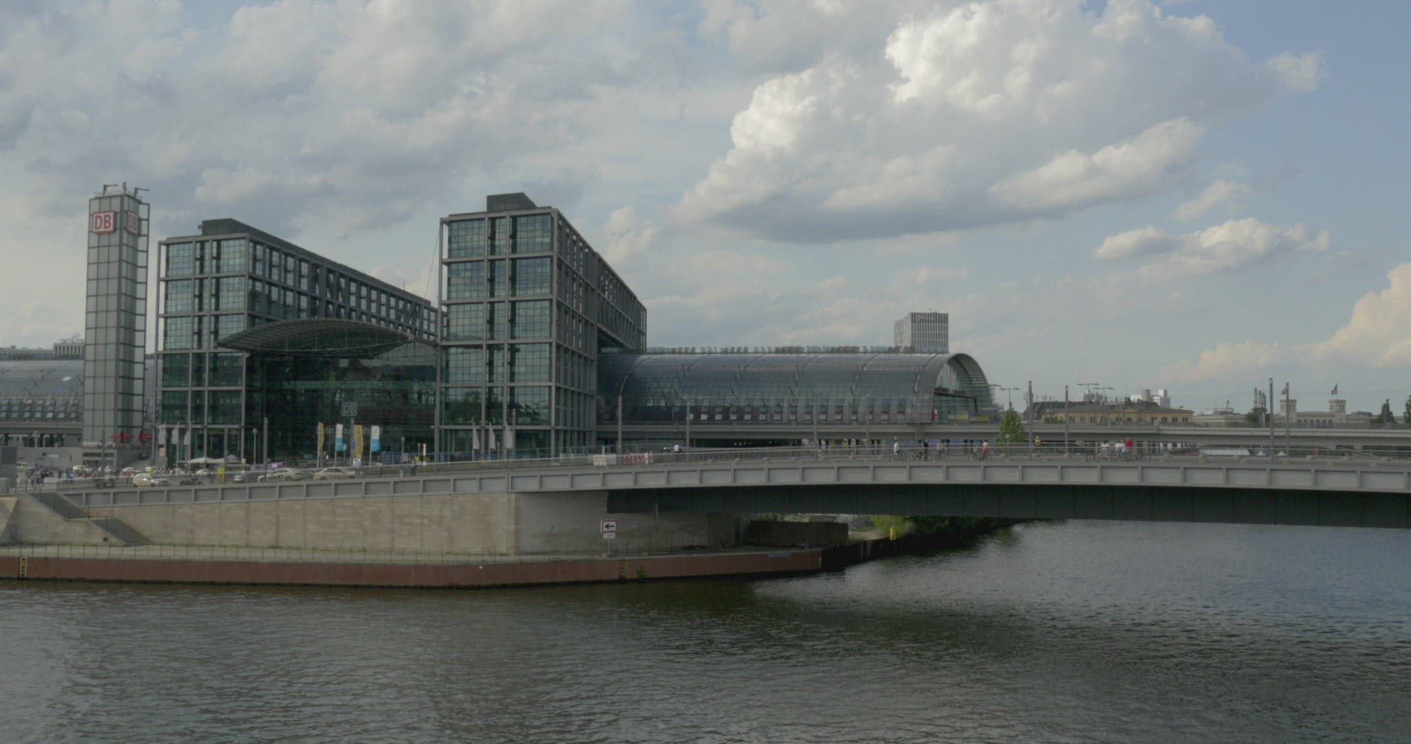 115649872 / Berlin Hauptbahnhof / Spree / Germany