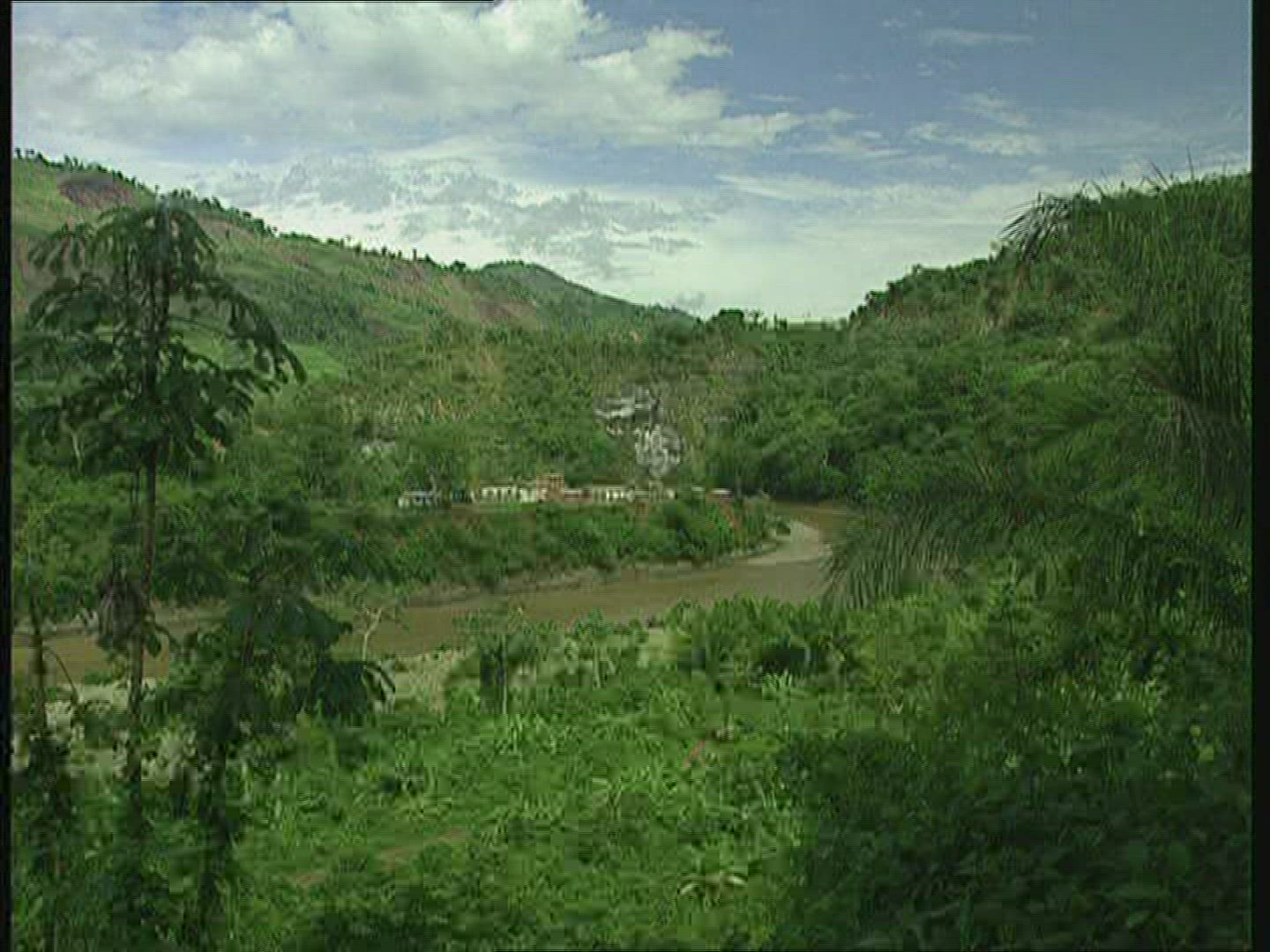 109067702 / Settlement / River / Bolivia