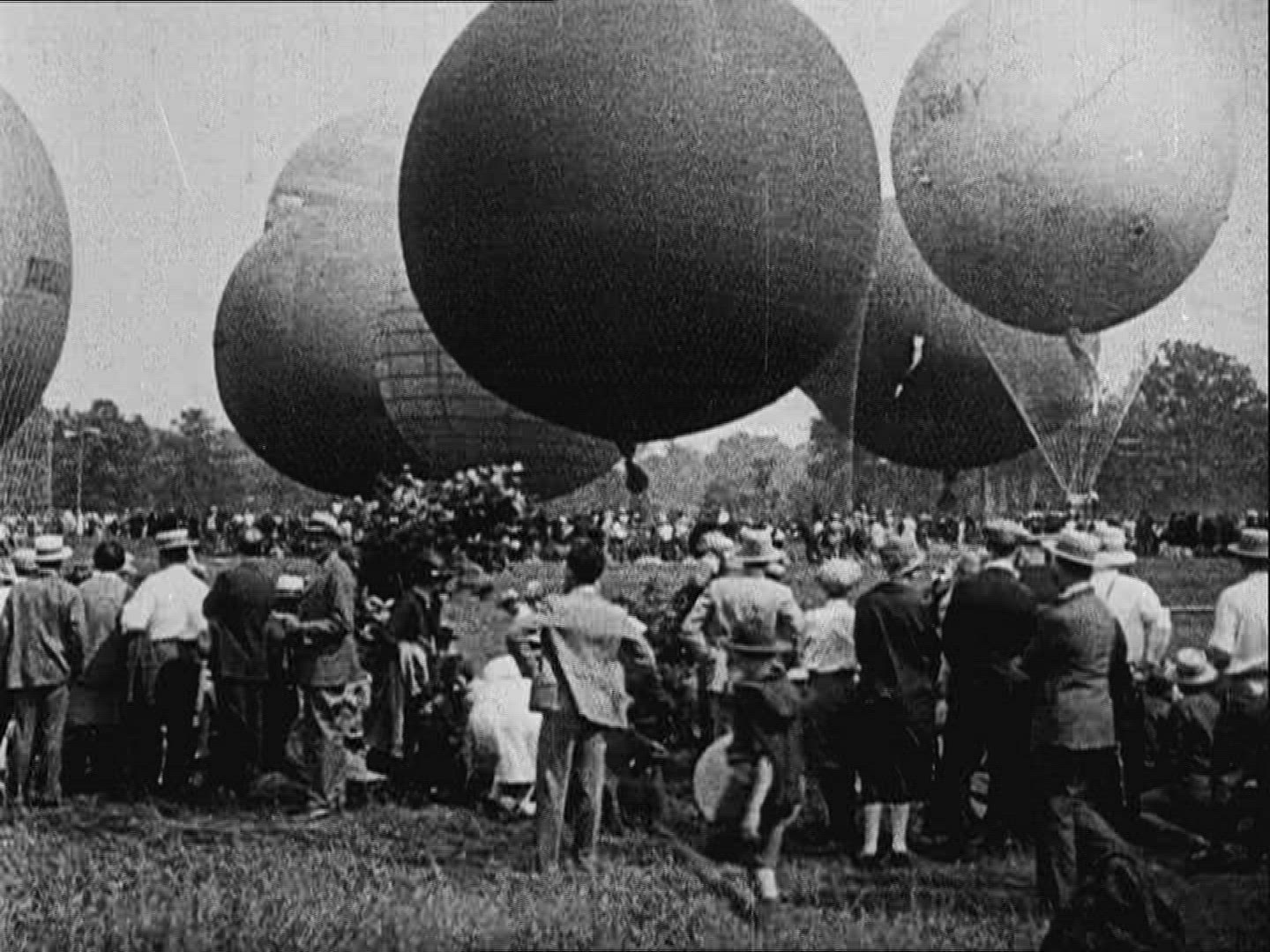 814252552 / Hot Air Balloon / Race / 1920-1929 / Europe