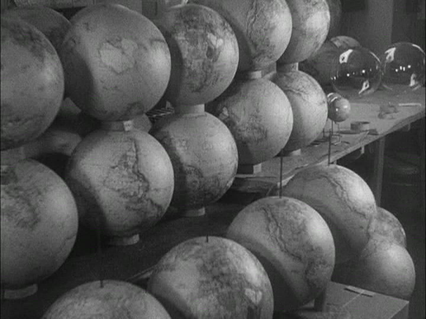 975138977 / Manufacturing / Globe / 1930-1939