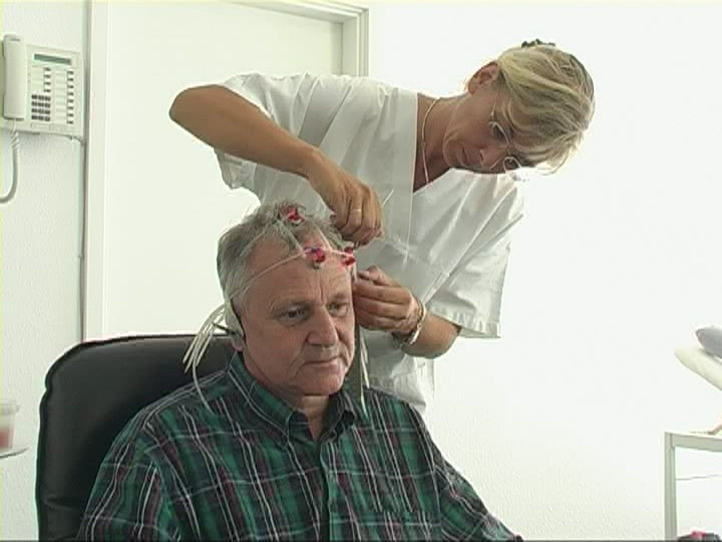 848416784 / Electroencephalography / Medical Technology / Preparing