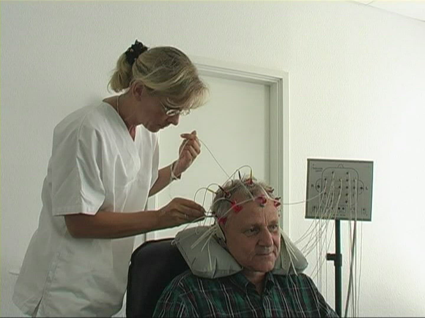 706477220 / Electroencephalography / Medical Technology / Preparing