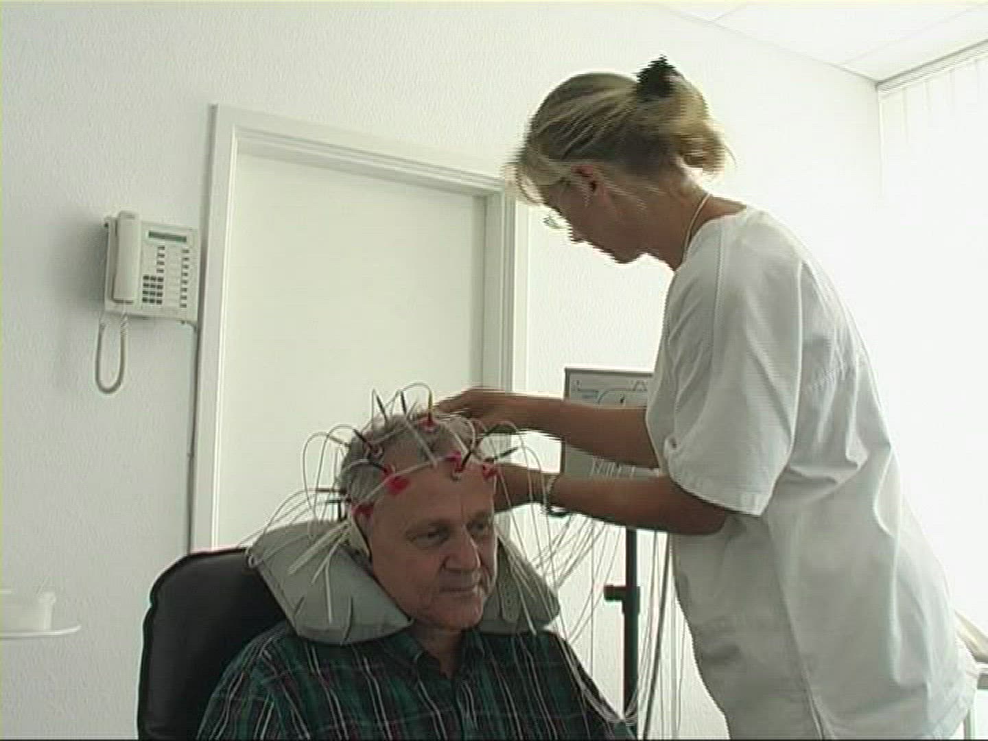 870395391 / Electroencephalography / Medical Technology / Preparing