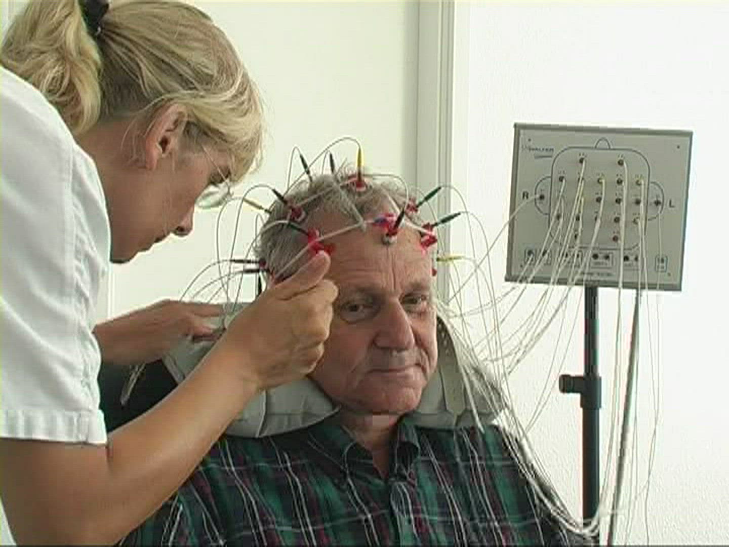 735630981 / Electroencephalography / Medical Technology / Preparing