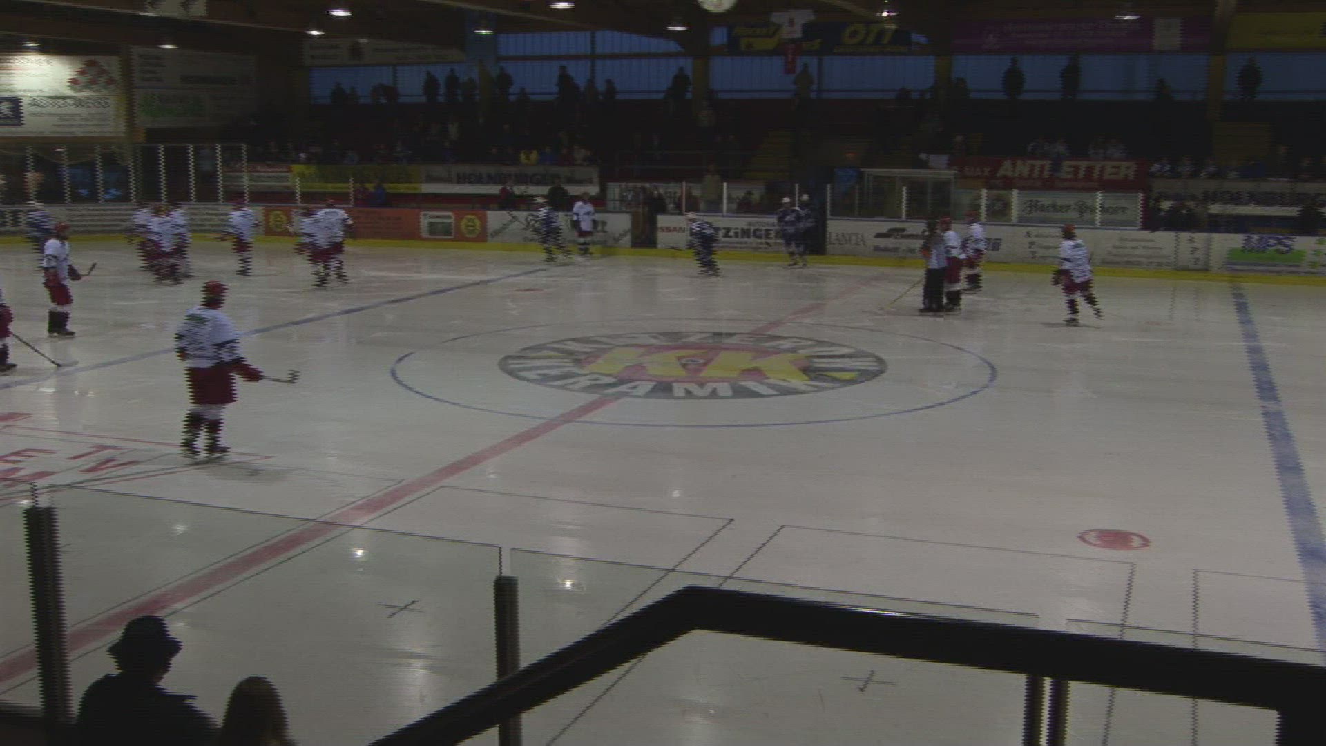 382707679 / Preparing / Ice Hockey / Miesbach / Germany