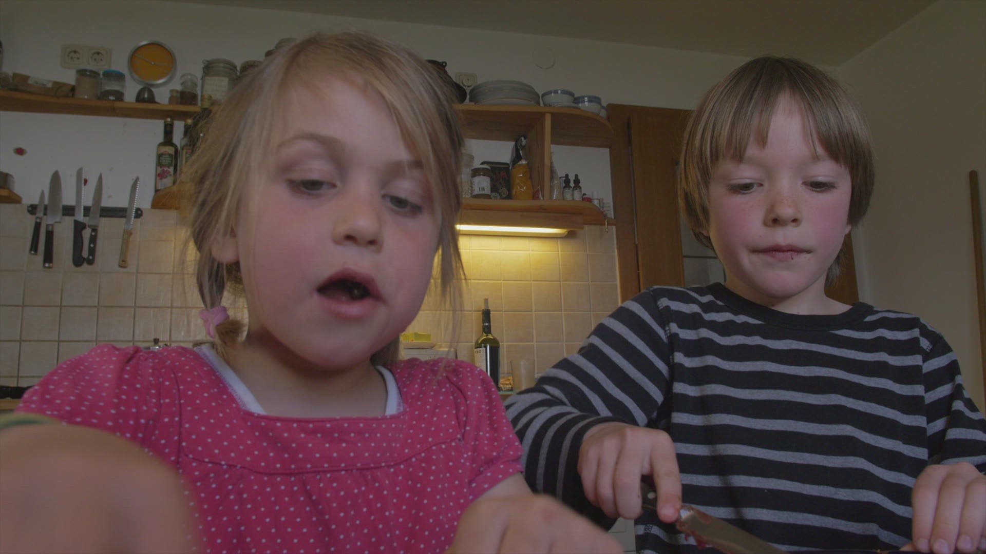 141164511 / Child / Eating / Pancake