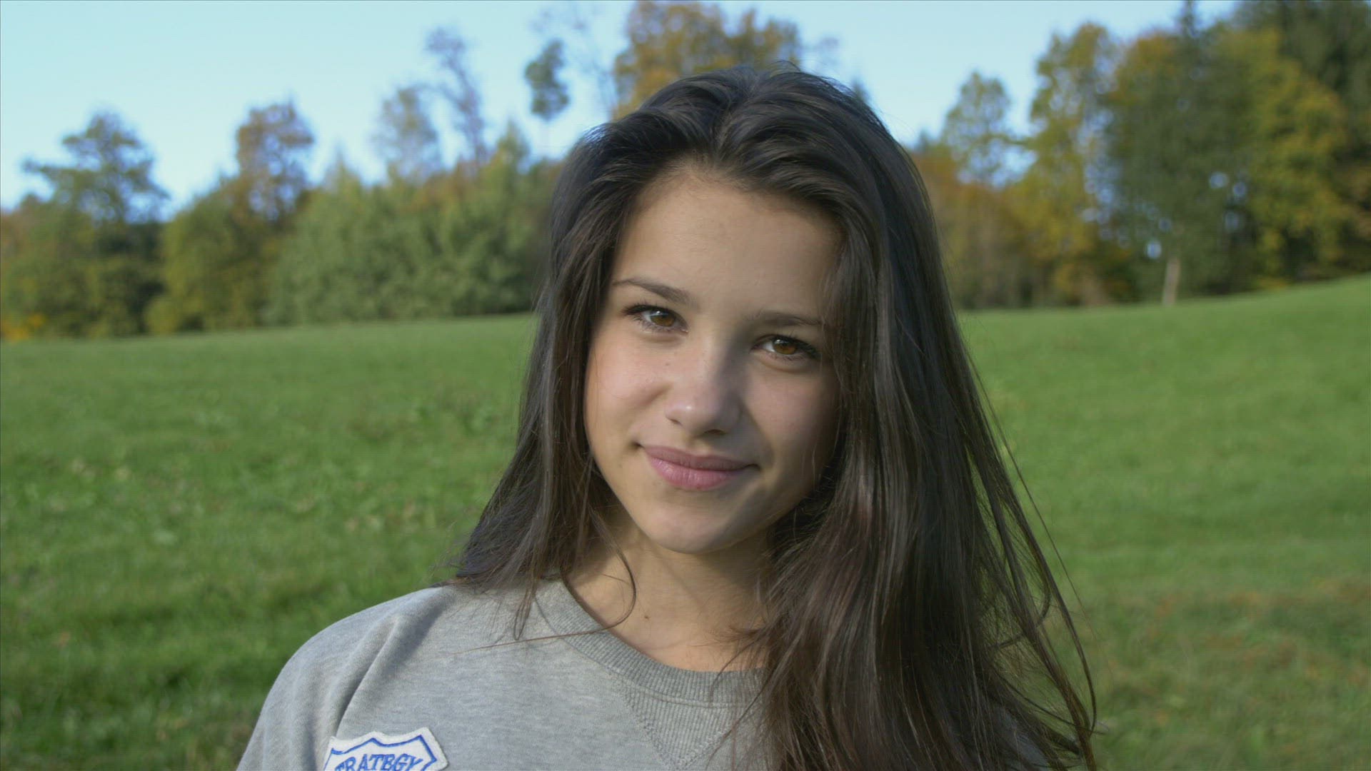 957549058 / Girl / Brown-Haired / Smiling