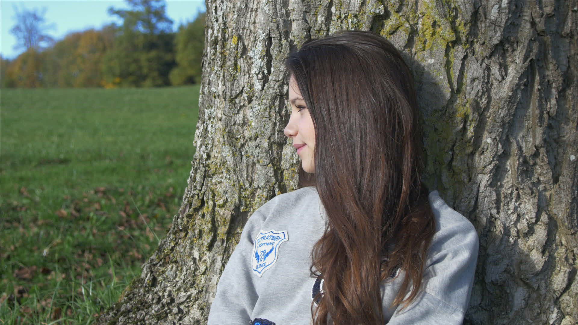 891512776 / Girl / Brown-Haired / Smiling