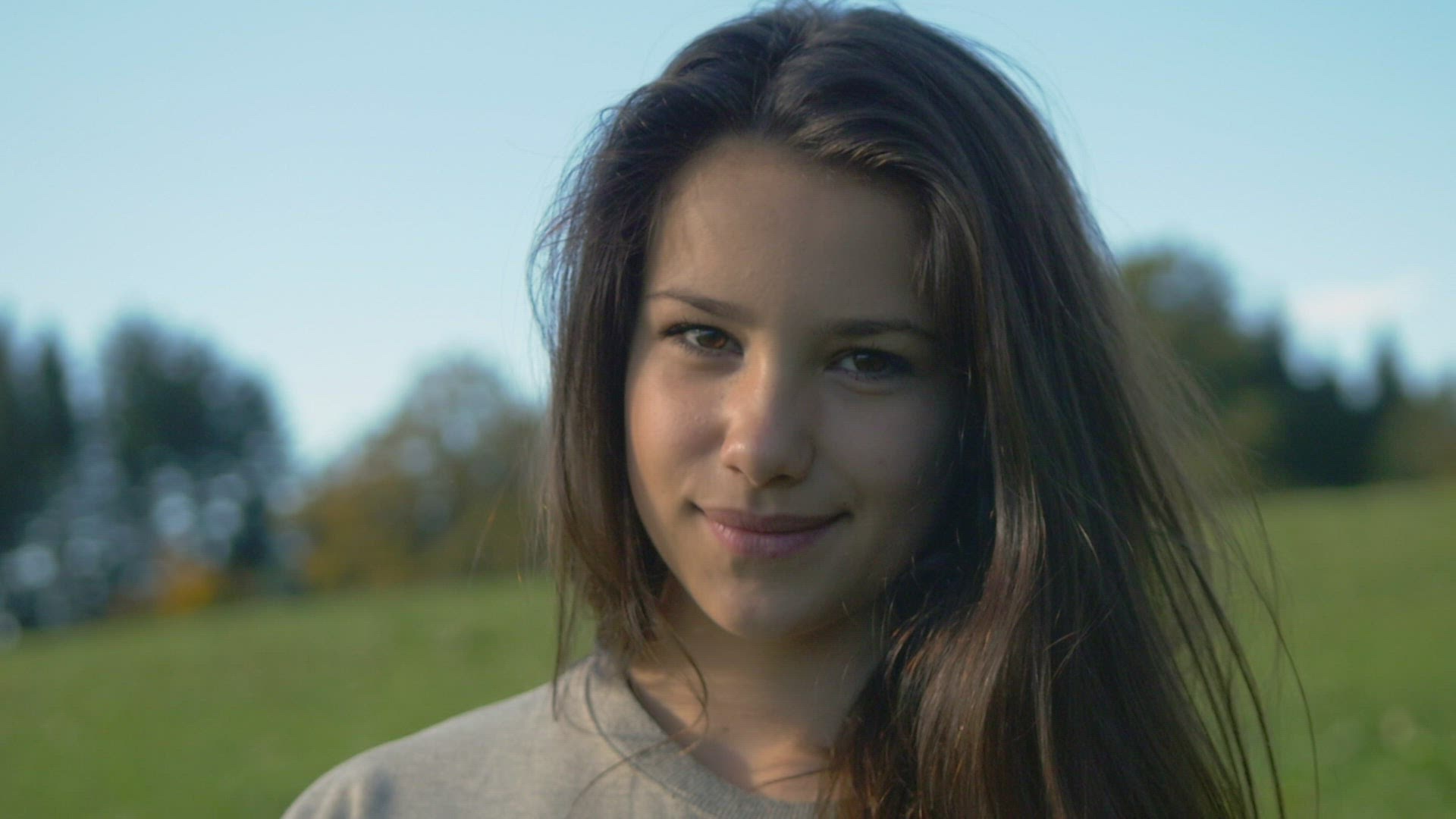 639834881 / Girl / Brown-Haired / Smiling