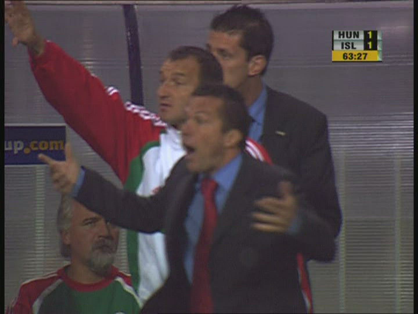 822246476 / World Cup Qualification 2006 / Coach / Football / Hungary-Iceland