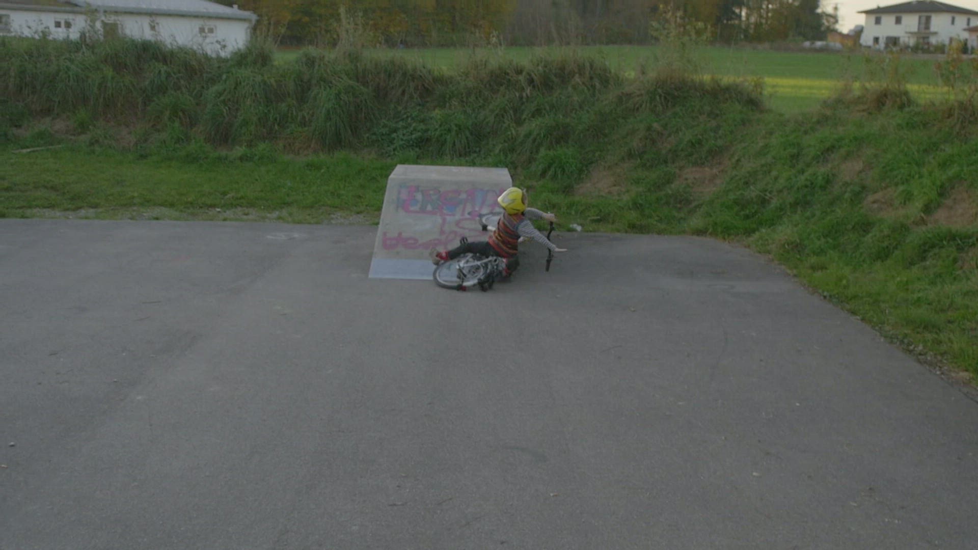 613514228 / Boy / Falling Down / Cycling