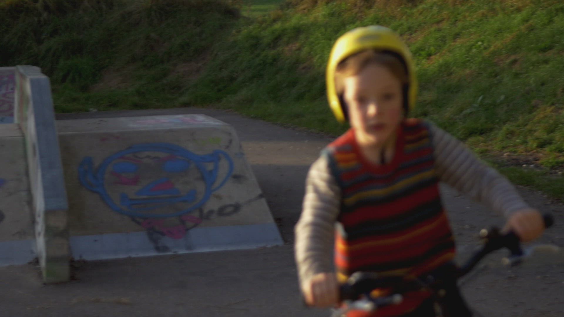 757439354 / Boy / Falling Down / Cycling