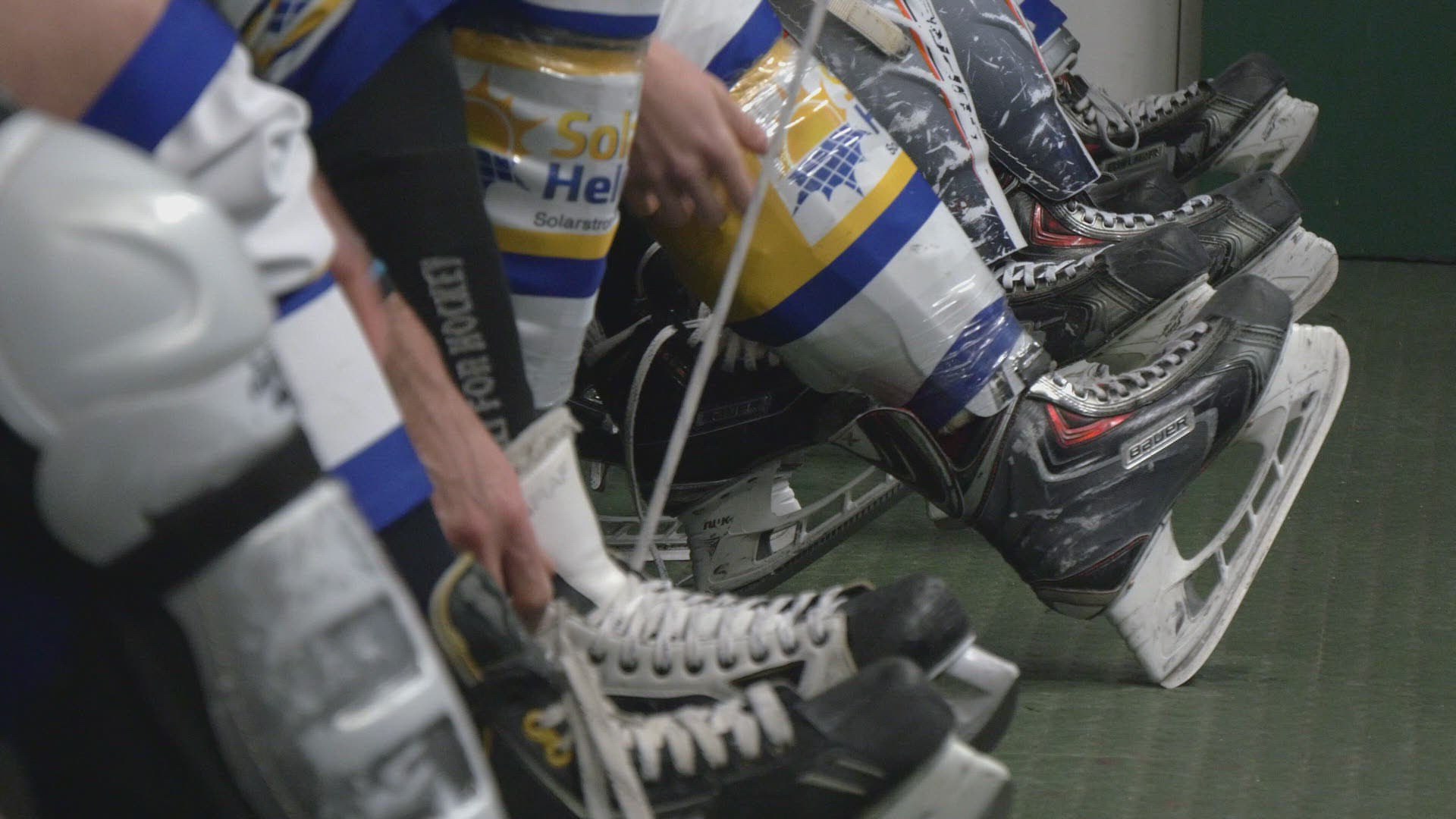905346599 / Ice Hockey / Preparing / Changing Booth