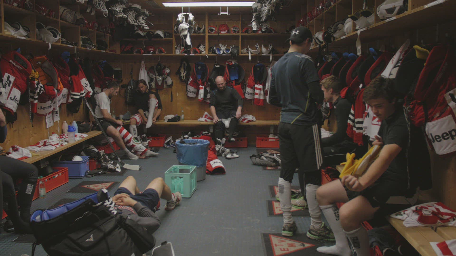 907497604 / Ice Hockey Game / Preparing / Changing Booth