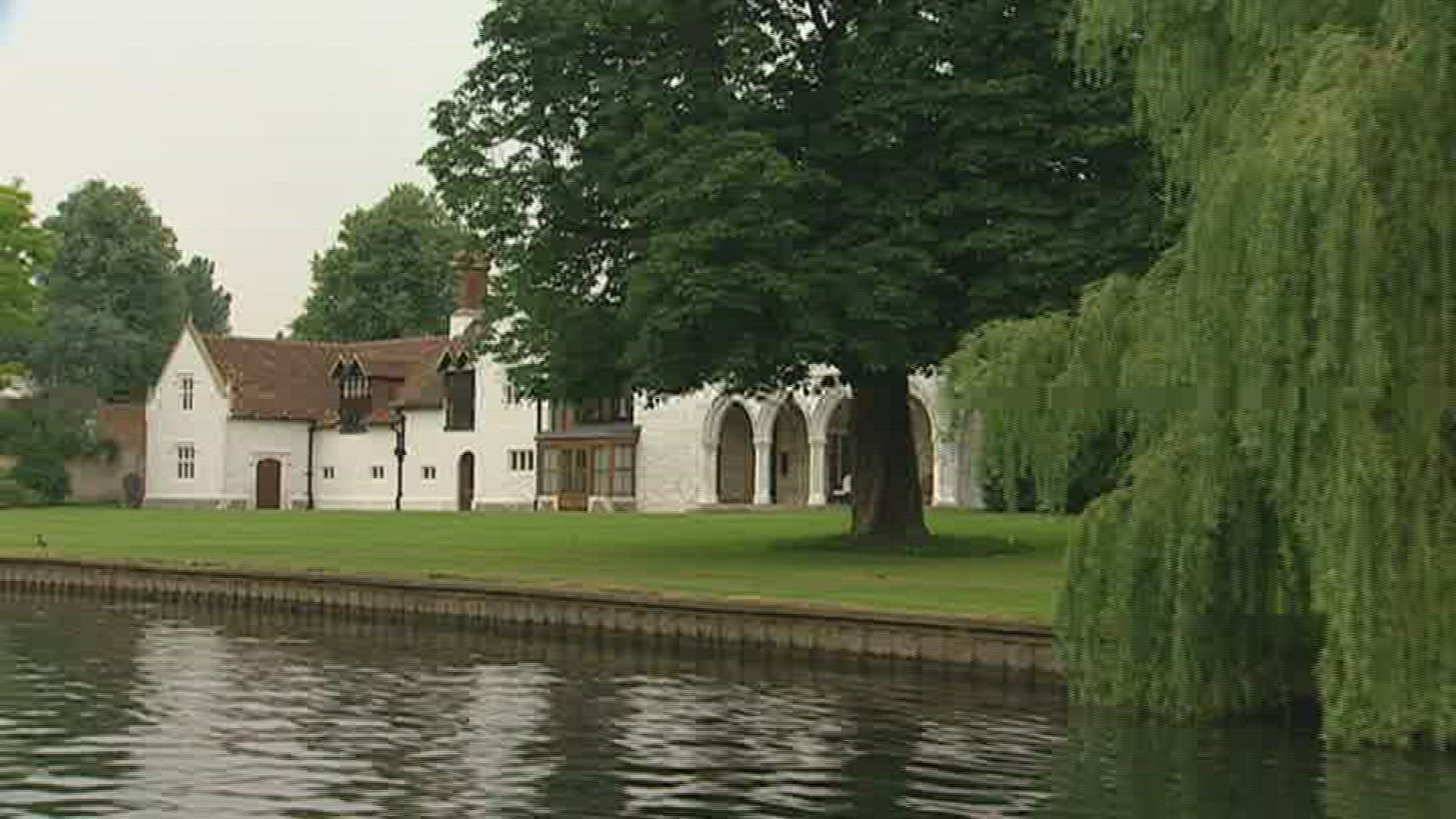 327861617 / Thames / Waterside / England