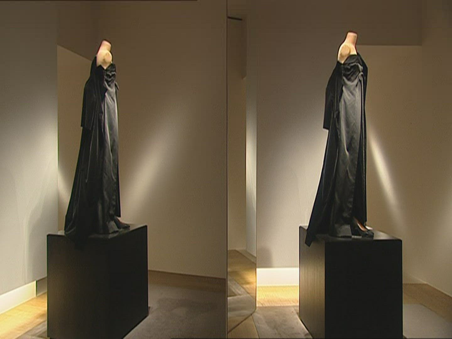 980773522 / Dress / Museum / Brussels / Belgium
