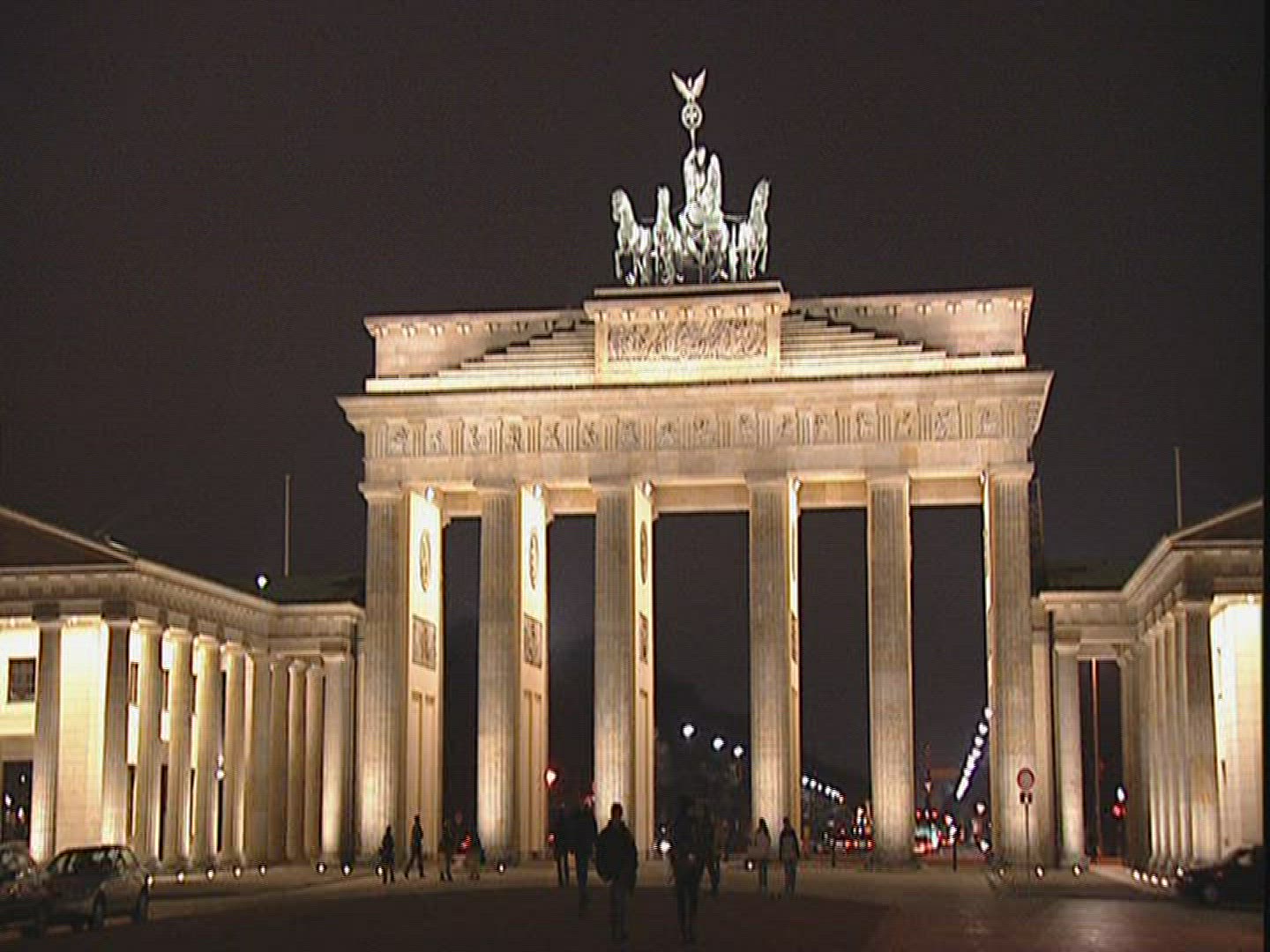 270016601 / Brandenburg Gate / Night / Berlin / Germany