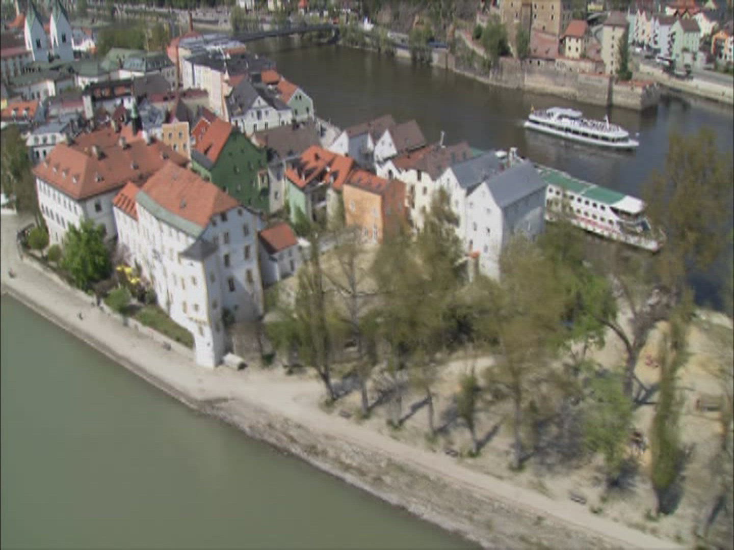 300180994 / City View / River / Passau / Germany