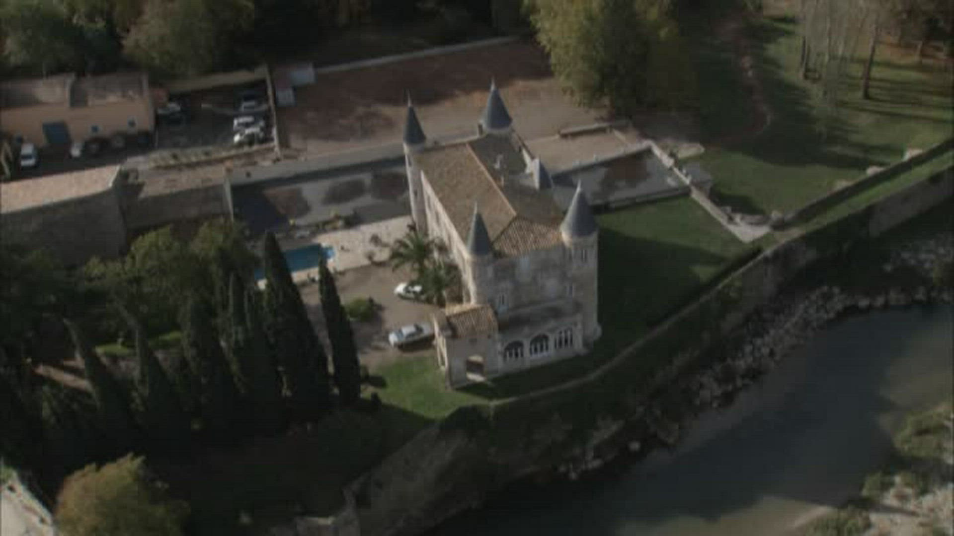 930028568 / Political Building / France