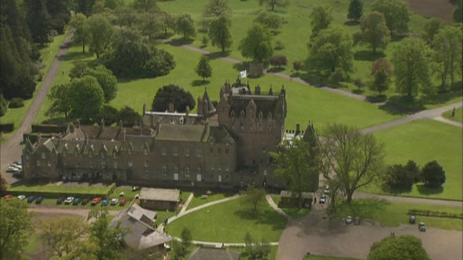 195434482 / Castle / Palace Garden / Scotland