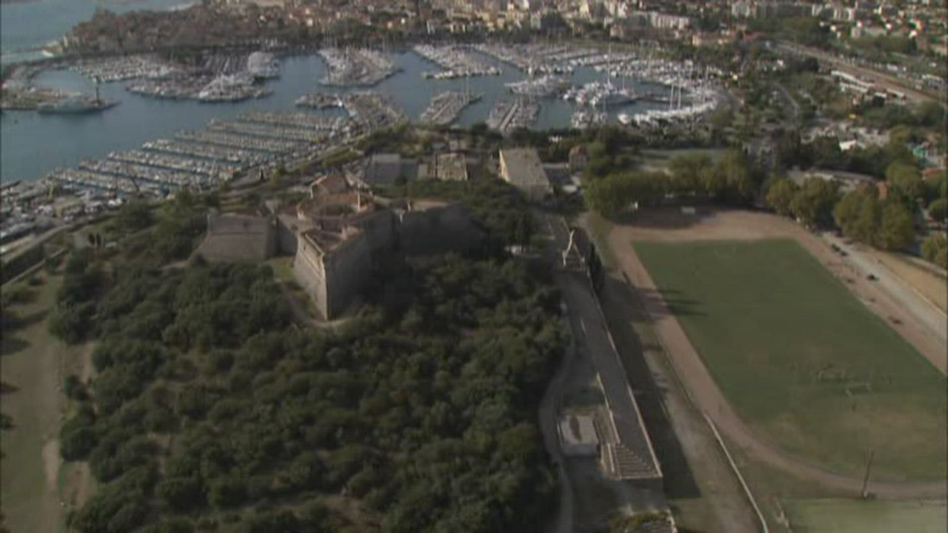 651296975 / City View / Antibes / France